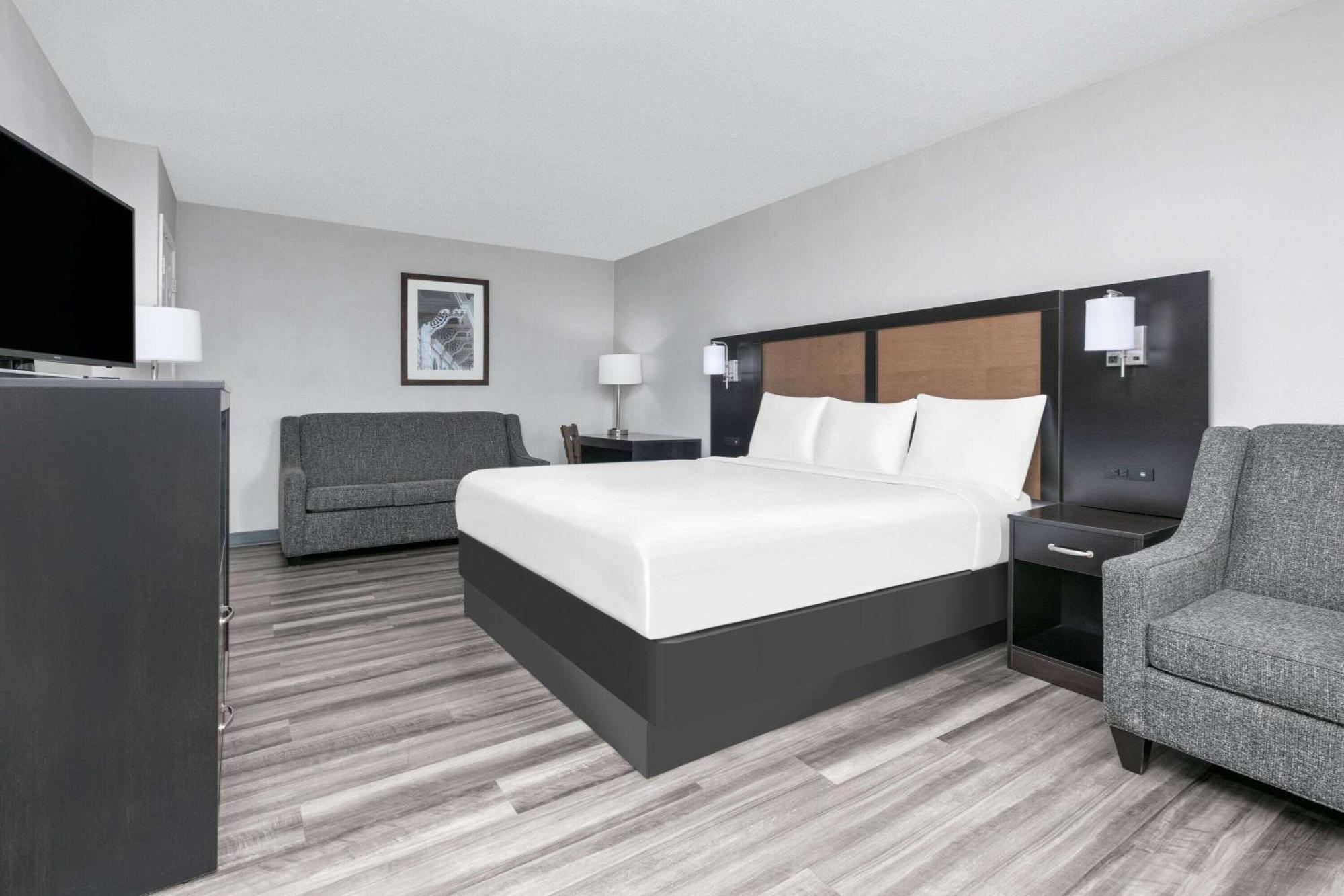 Baymont By Wyndham Austin University Area Екстериор снимка