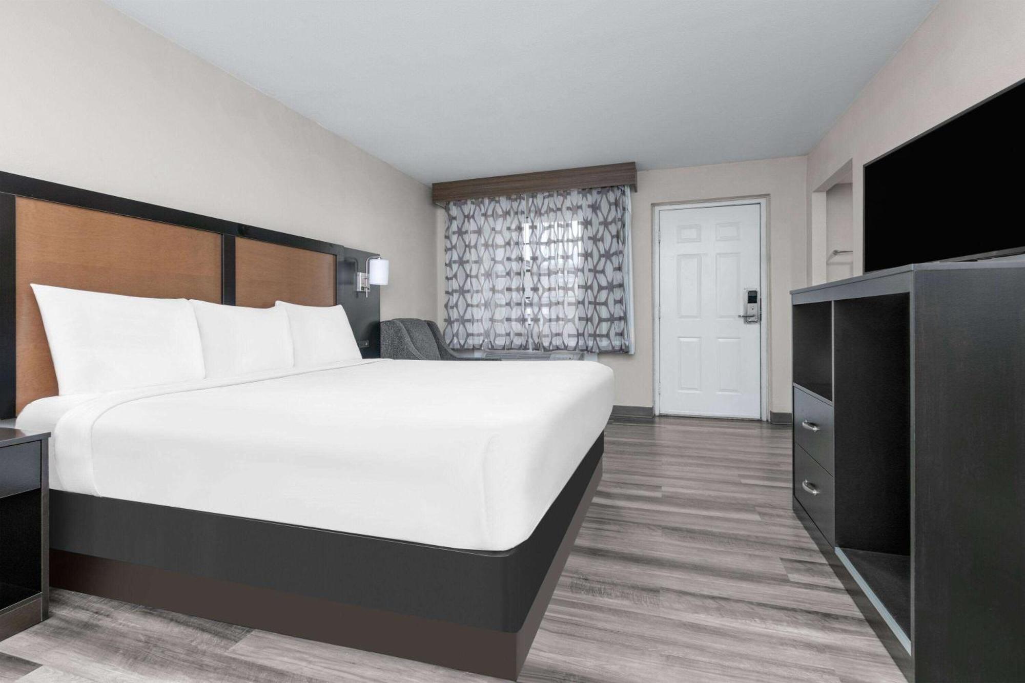 Baymont By Wyndham Austin University Area Екстериор снимка