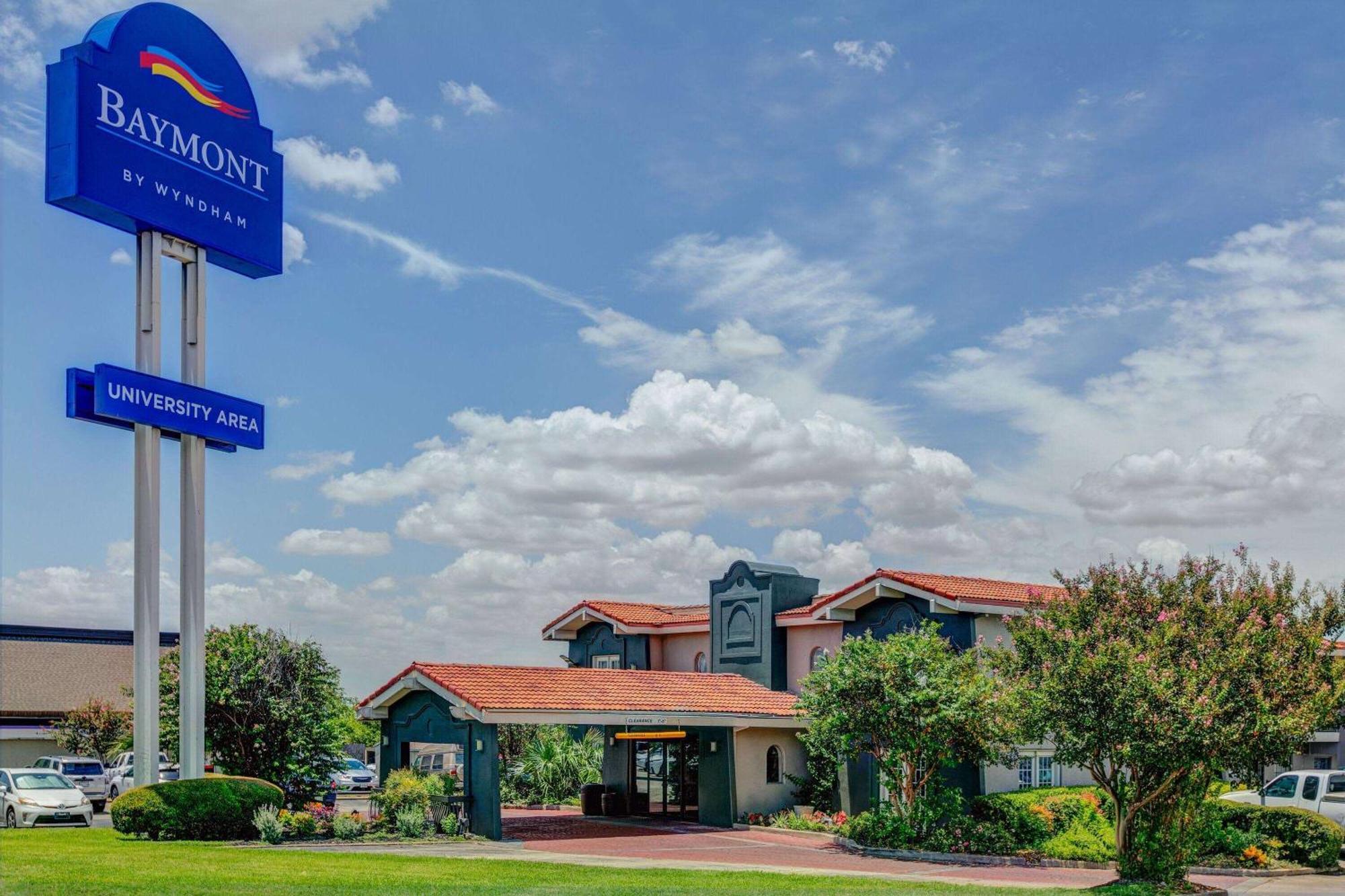 Baymont By Wyndham Austin University Area Екстериор снимка
