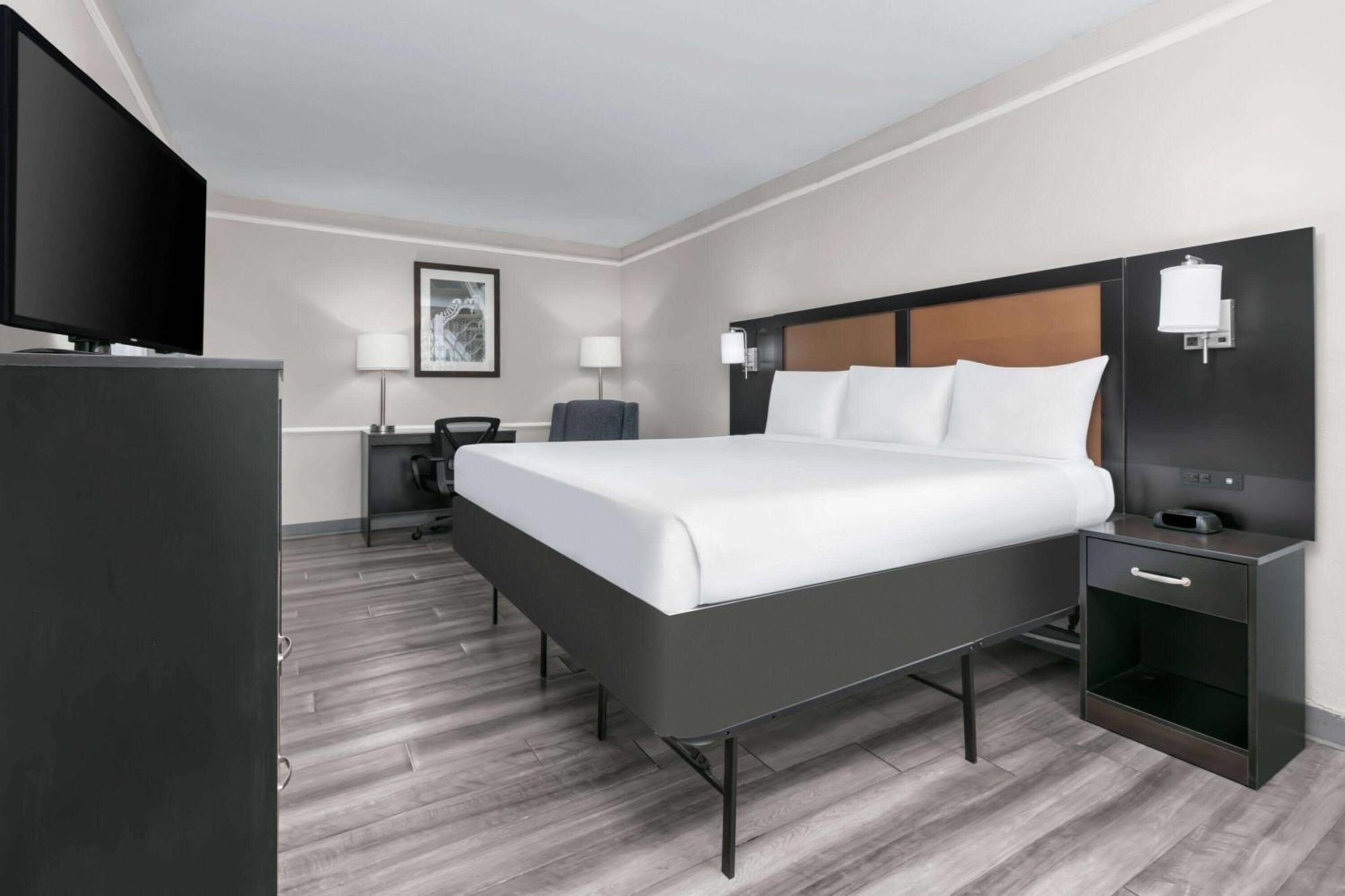Baymont By Wyndham Austin University Area Екстериор снимка